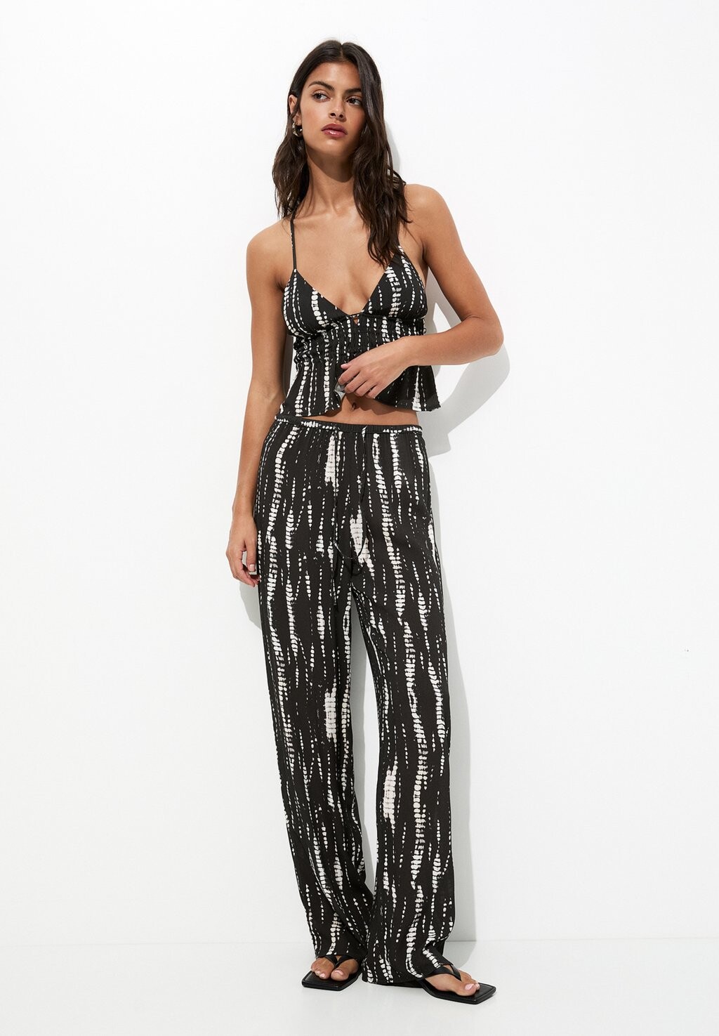 

Тканевые брюки FLOWING DYE PULL&BEAR, черный