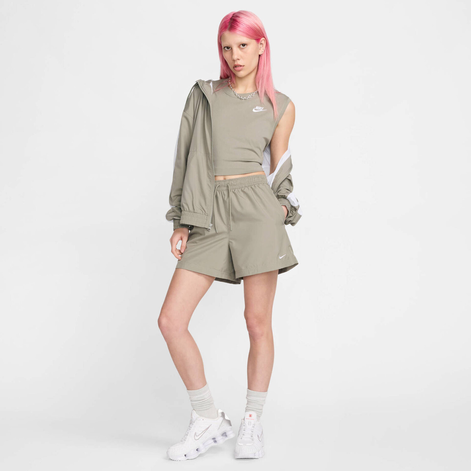 

Классические тканые шорты стандартного кроя Nike Sportswear, зеленый