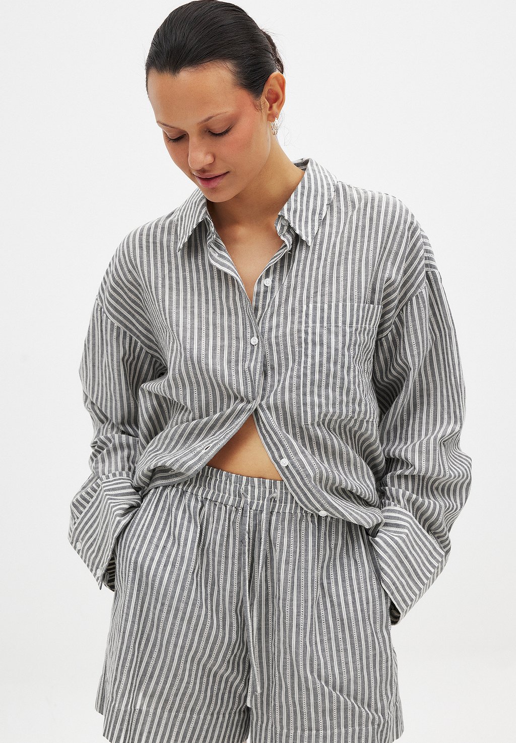 

Шорты MID WAIST NA-KD, серый