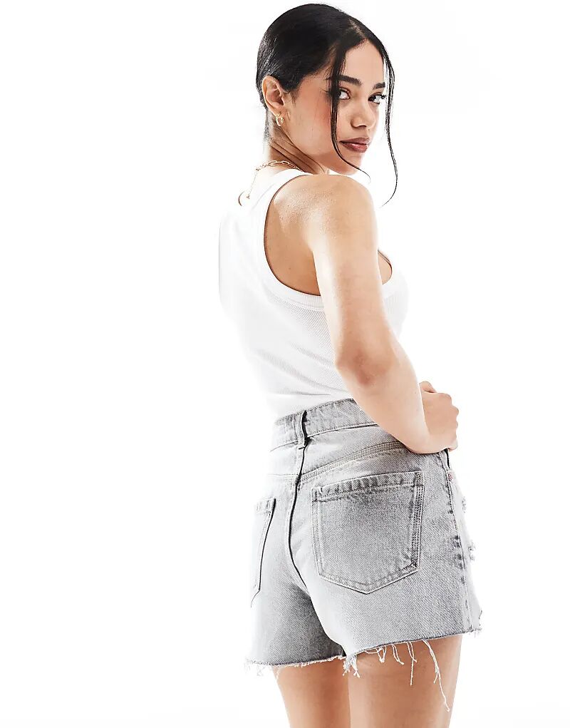 

Джинсовые шорты Bershka с рваными краями светло-серого цвета
