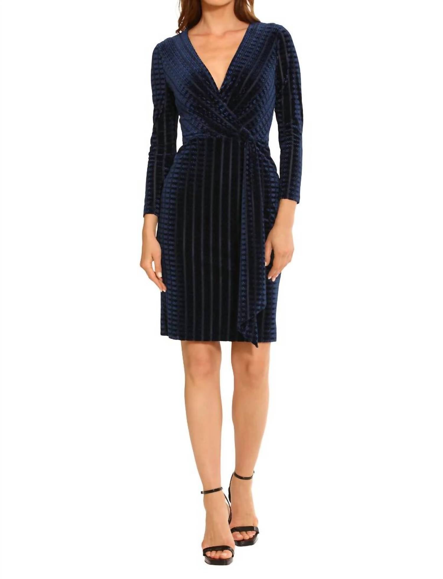 

Платье Lysandra Velvet Stripe в темно-синем цвете Maggy London