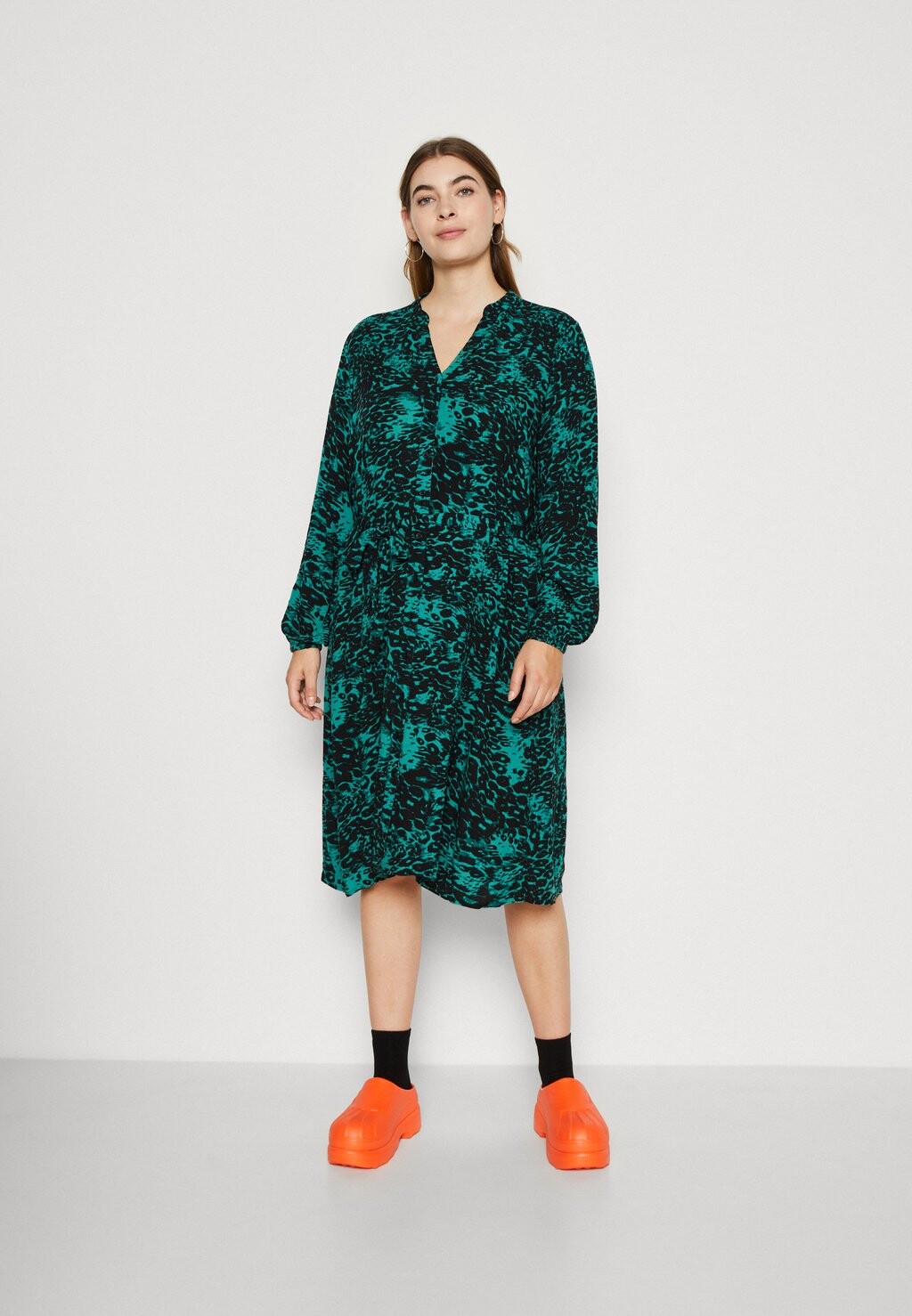 

Платье Camisero ONLY Carmakoma CAROTTELIA LIFE DRESS, цвет bayberry/jungle