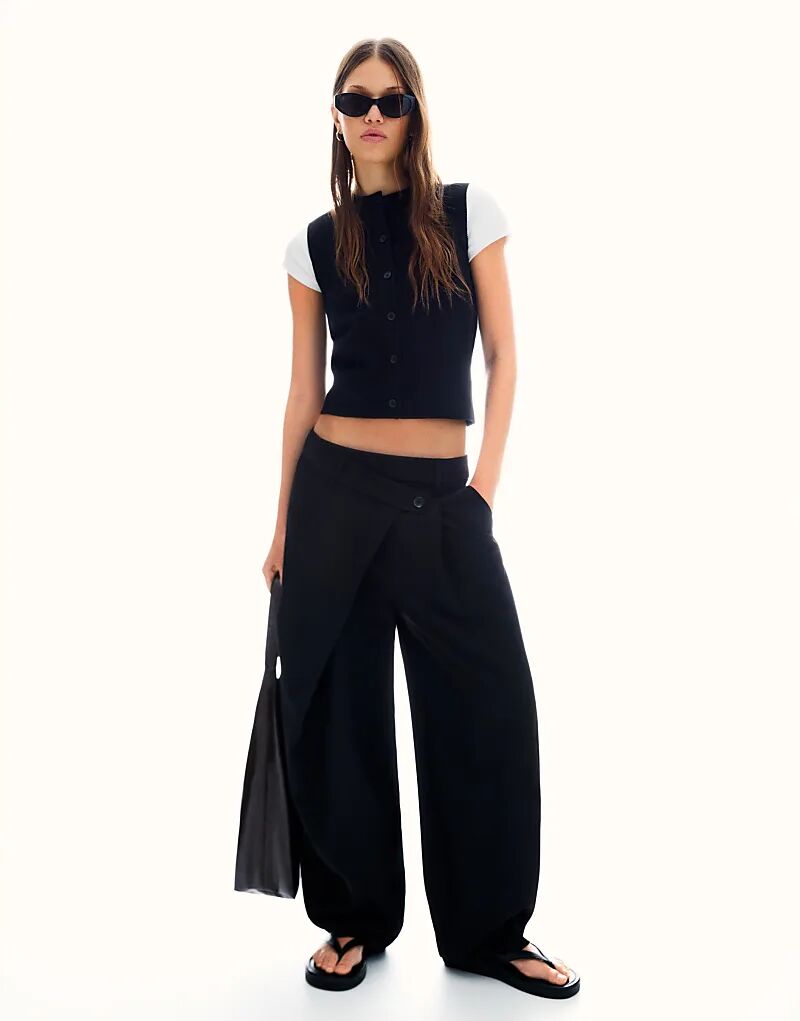 

Брюки Bershka Tailored fit с перекрещивающейся талией черного цвета