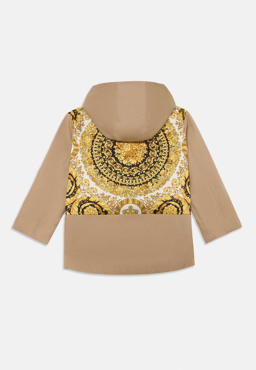 Зимнее пальто Versace COAT LOGO EMBROIDERY BAROCCO FOULARD KIDS UNISEX, Sand/Black/Gold-Coloured/Sand — фото 2