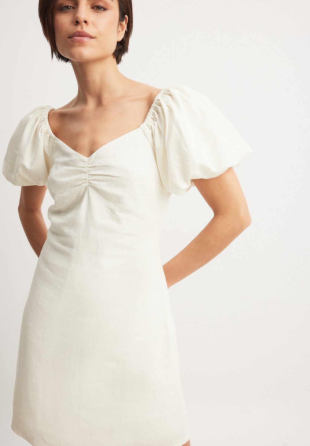 

Повседневное платье BLEND PUFF SHOULDER MINI NA-KD, бежевый