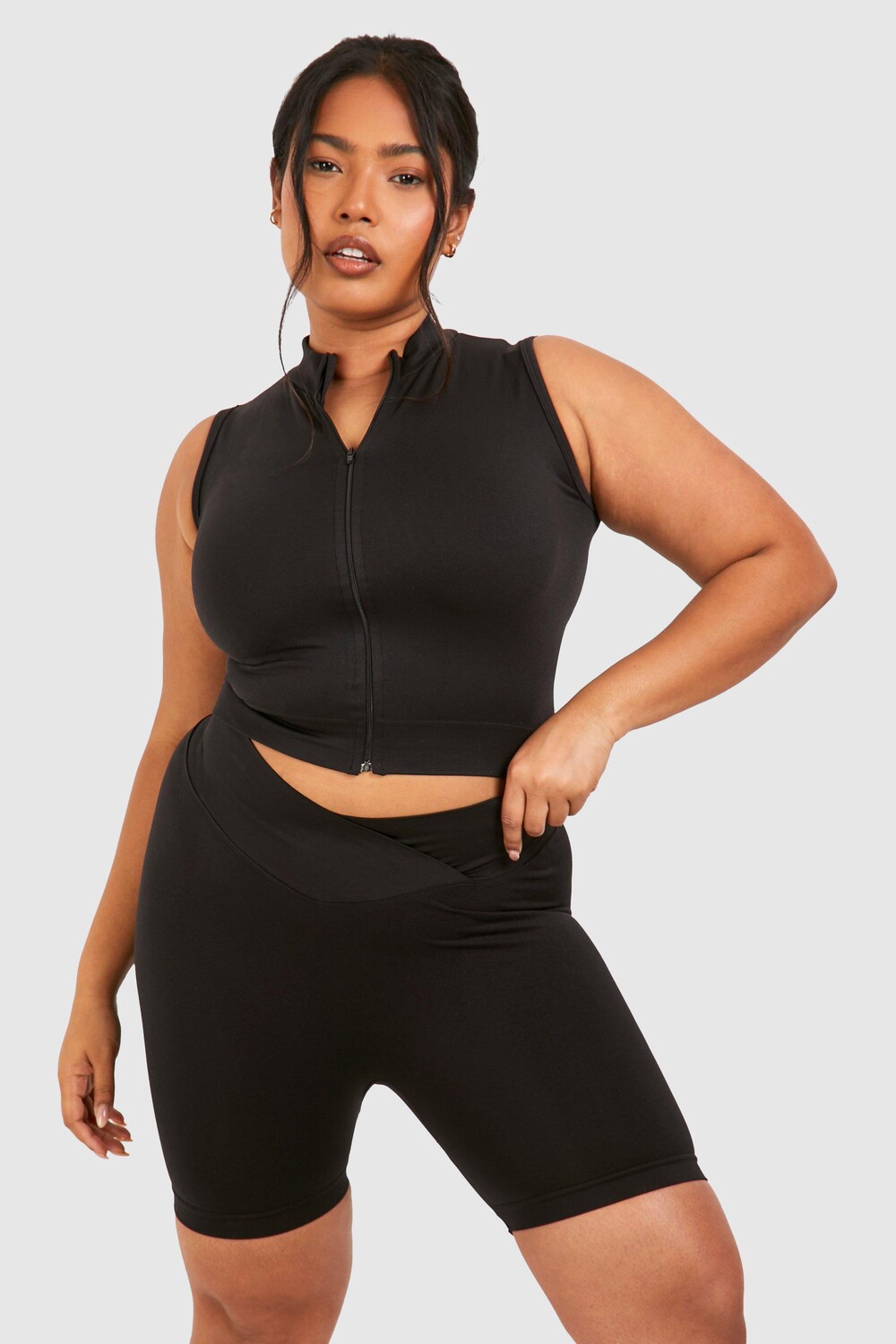 

Бесшовные шорты плюс с запахом поверх пояса boohoo, черный