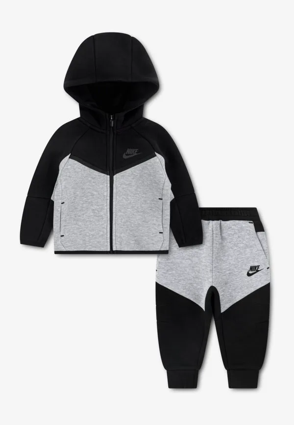 Технологичный спортивный костюм унисекс Nike Sportswear, Black