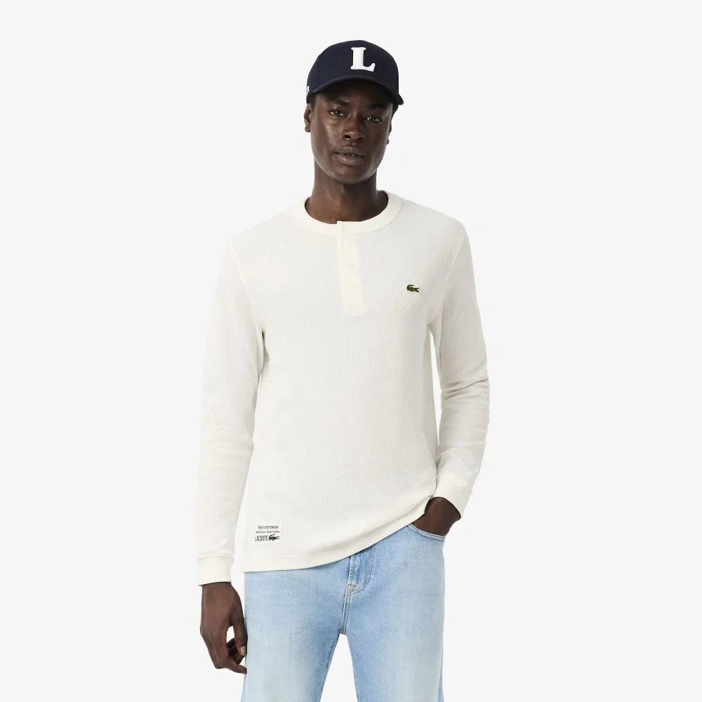 Мужская вафельная футболка с длинным рукавом Henley Neck цвета Off-White от Lacoste