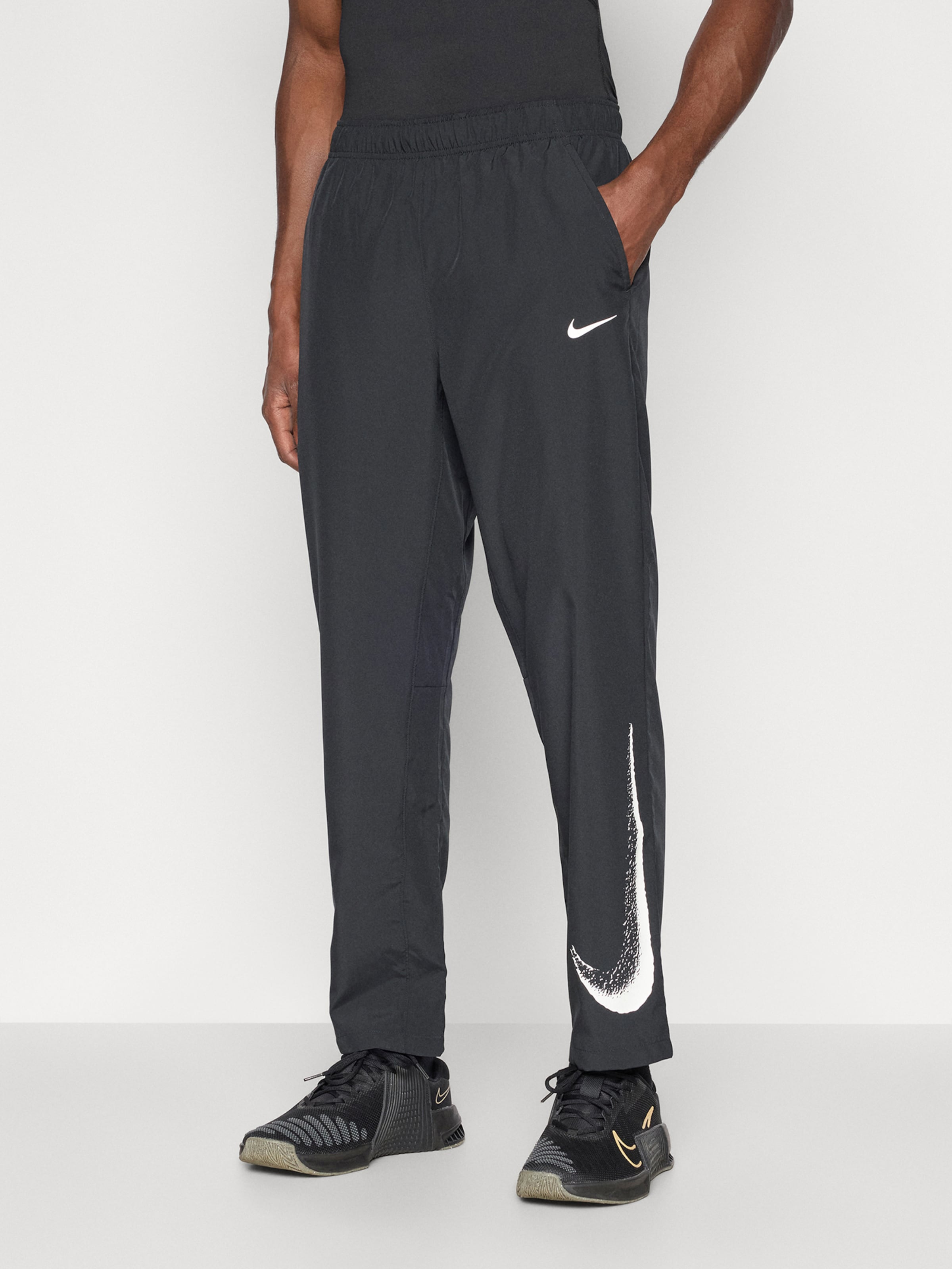 NIKE Тренировочные штаны Regular в черном цвете — фото 2