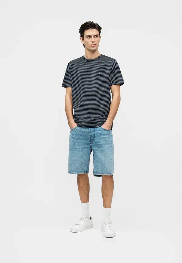 Футболка Tommy Hilfiger Seasonal fit tee core essentials print t-shirt, пустынное небо/экрю — фото 2