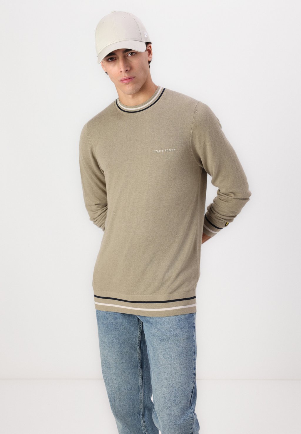 

Джемпер EMBROIDERED TIPPED CREW NECK Lyle & Scott, зеленый
