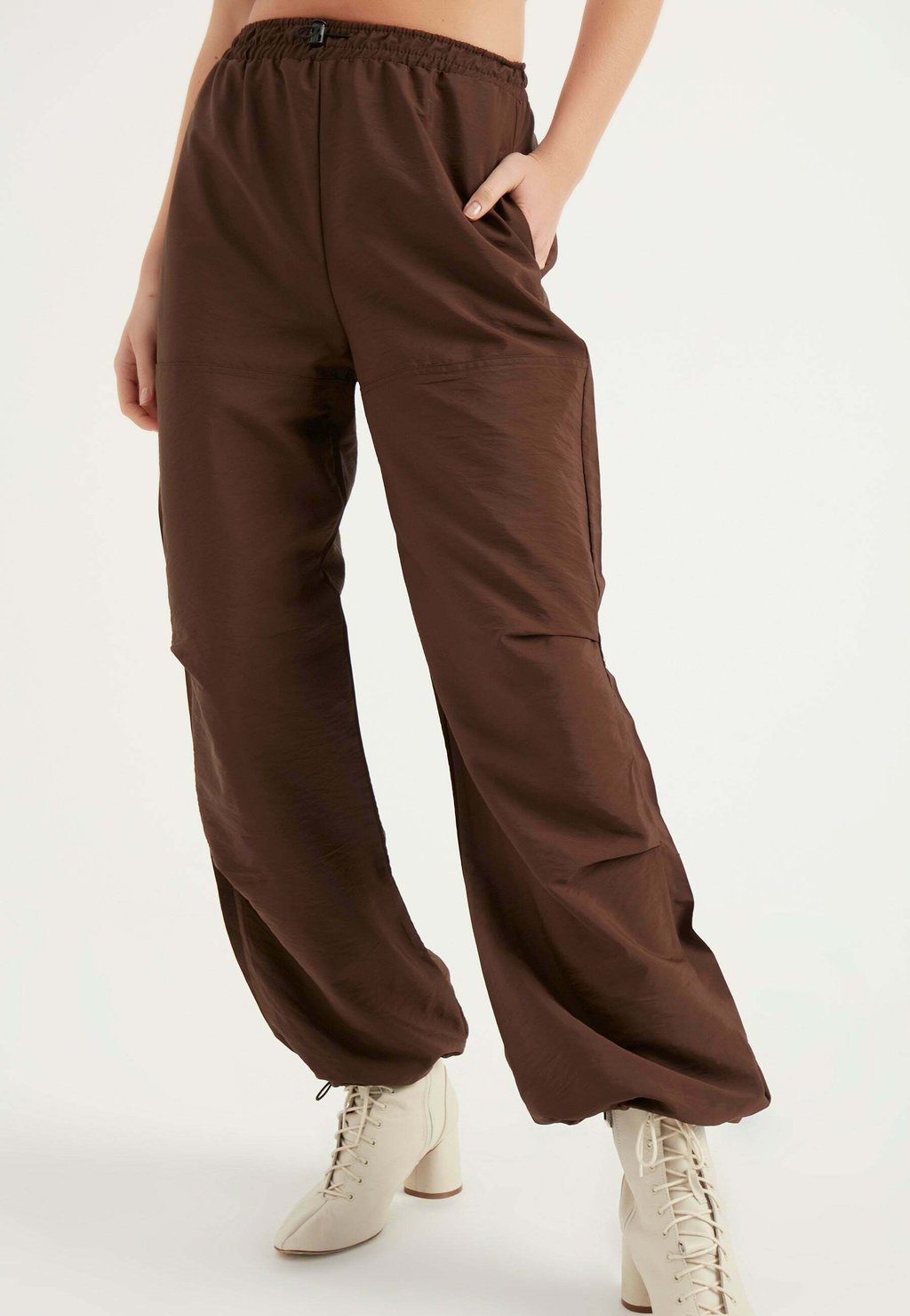 

Брюки KNEE STITCHING DETAIL Herita, коричневый
