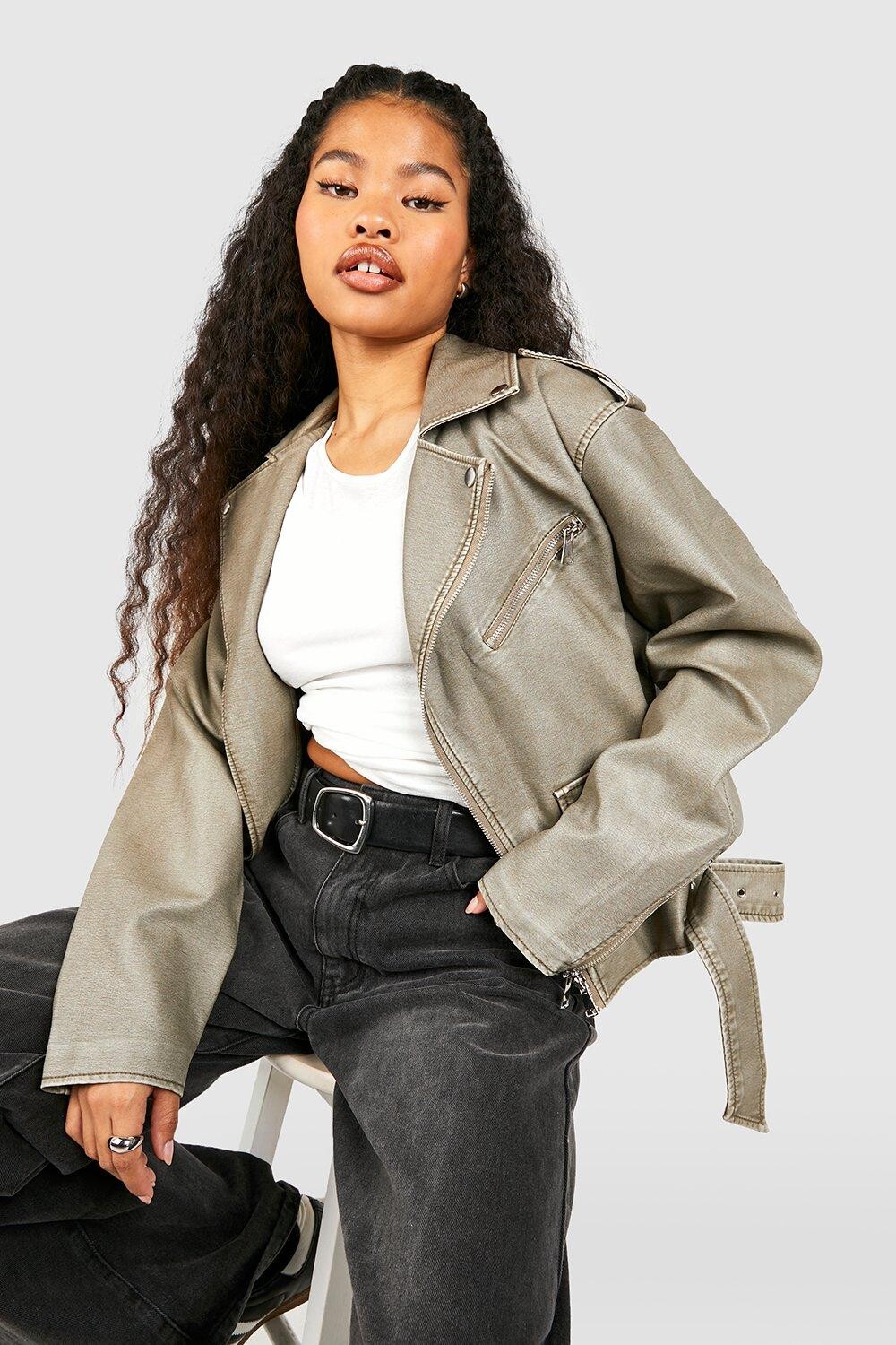 Объемная байкерская куртка из искусственной кожи Petite Vintage boohoo, серый