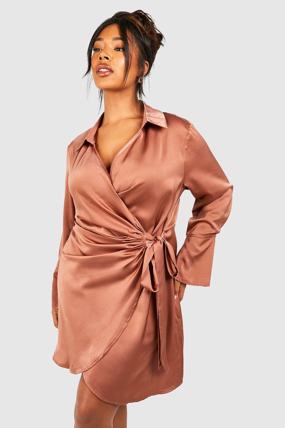 

Атласное платье-рубашка Plus с запахом boohoo, коричневый