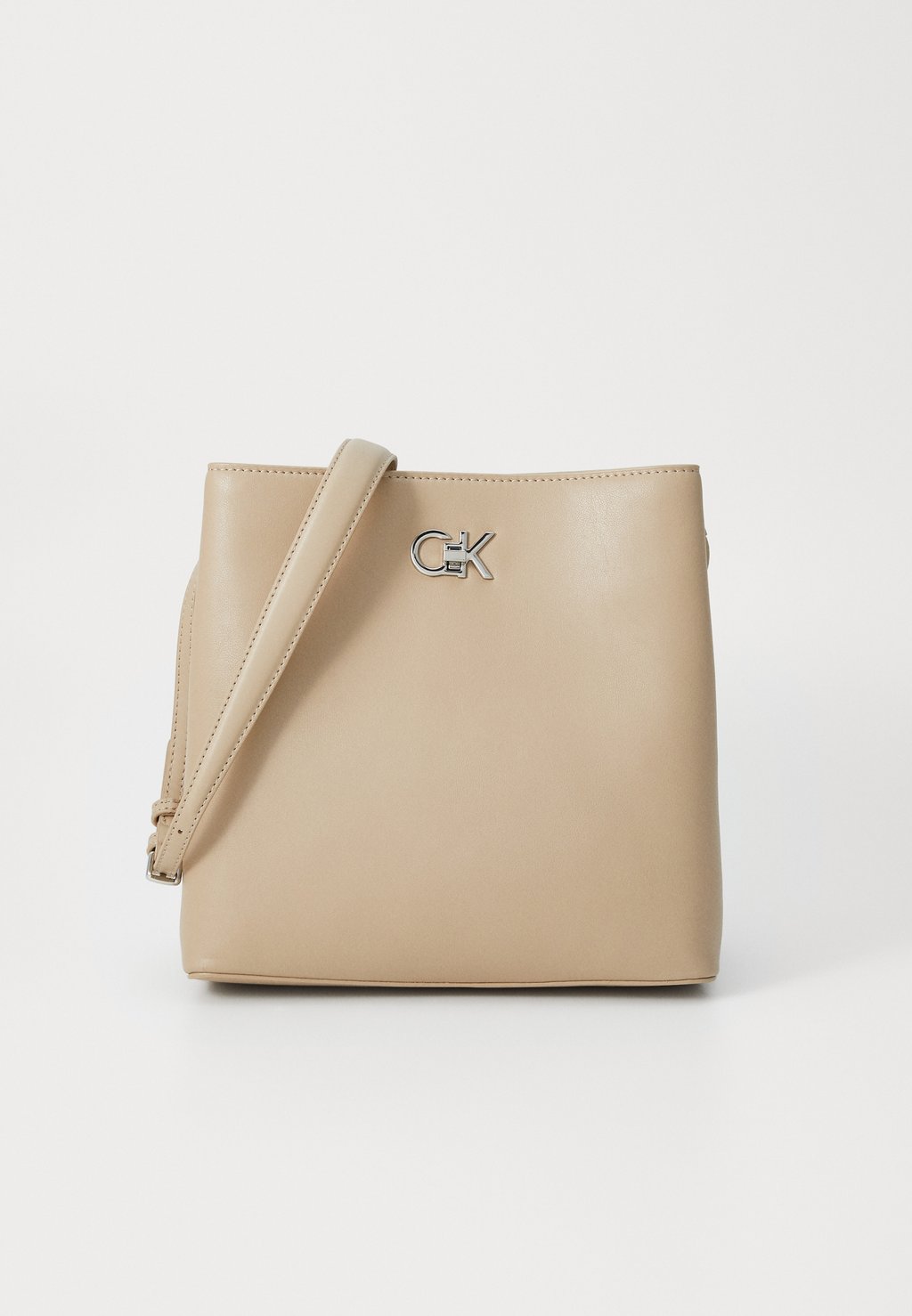 

Сумка через плечо CONVERTIBLE BUCKET BAG Calvin Klein, песочный