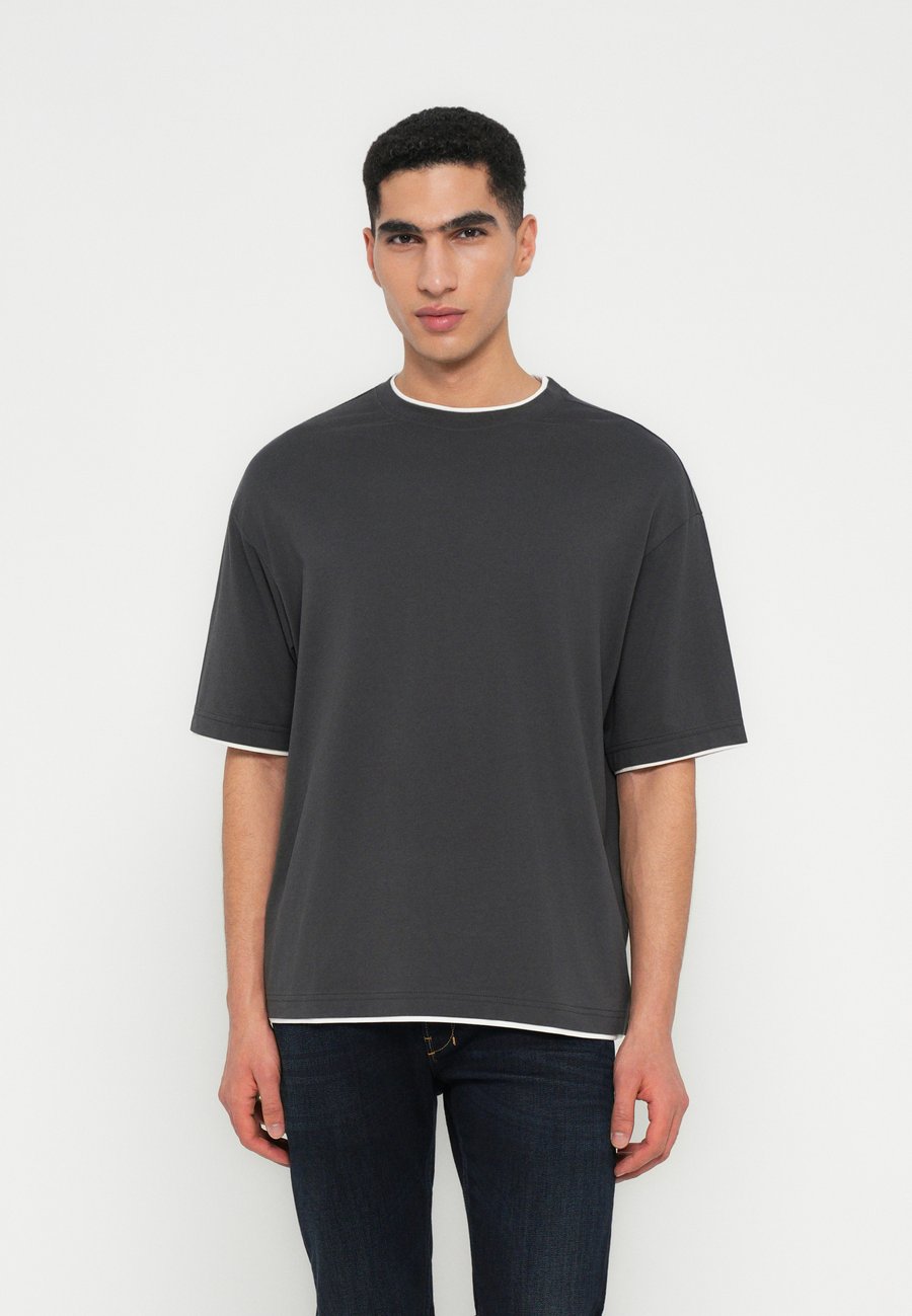 

Футболка Selected Homme SLHRELAXFELIX CONTRAST O NECK TEE, Asphalt/Grey, Серый, Футболка Selected Homme SLHRELAXFELIX CONTRAST O NECK TEE, Asphalt/Grey