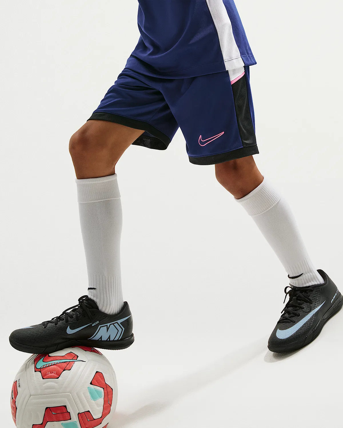 Детские футбольные шорты Nike Academy Dri-FIT, Blue Void/White/Black/Pinksicle — фото 4