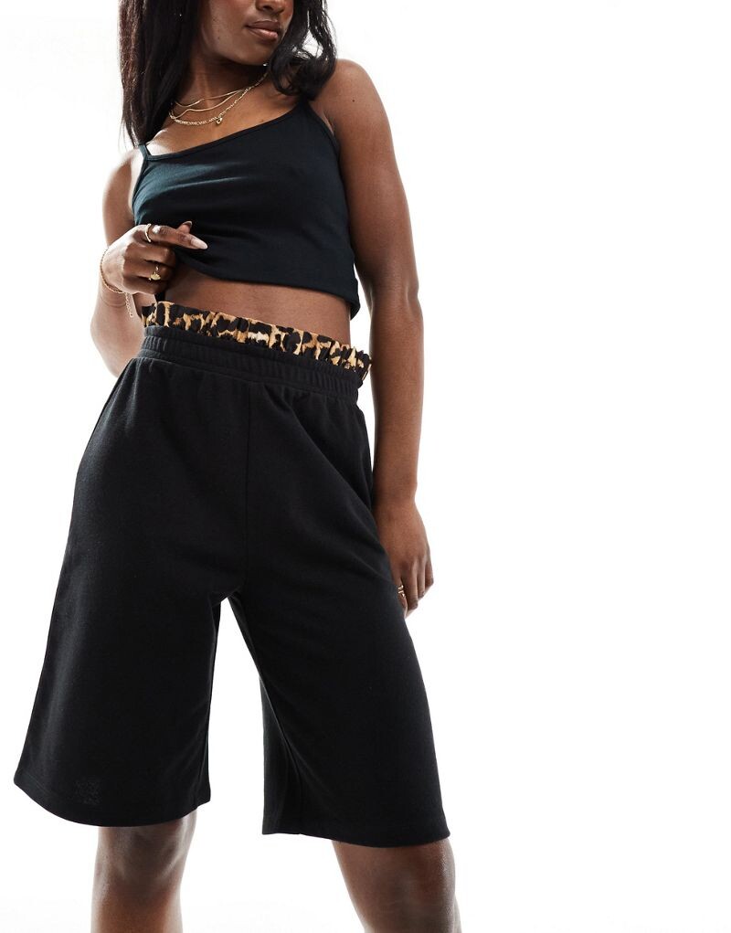 

Черные длинные шорты с леопардовым поясом ASOS DESIGN