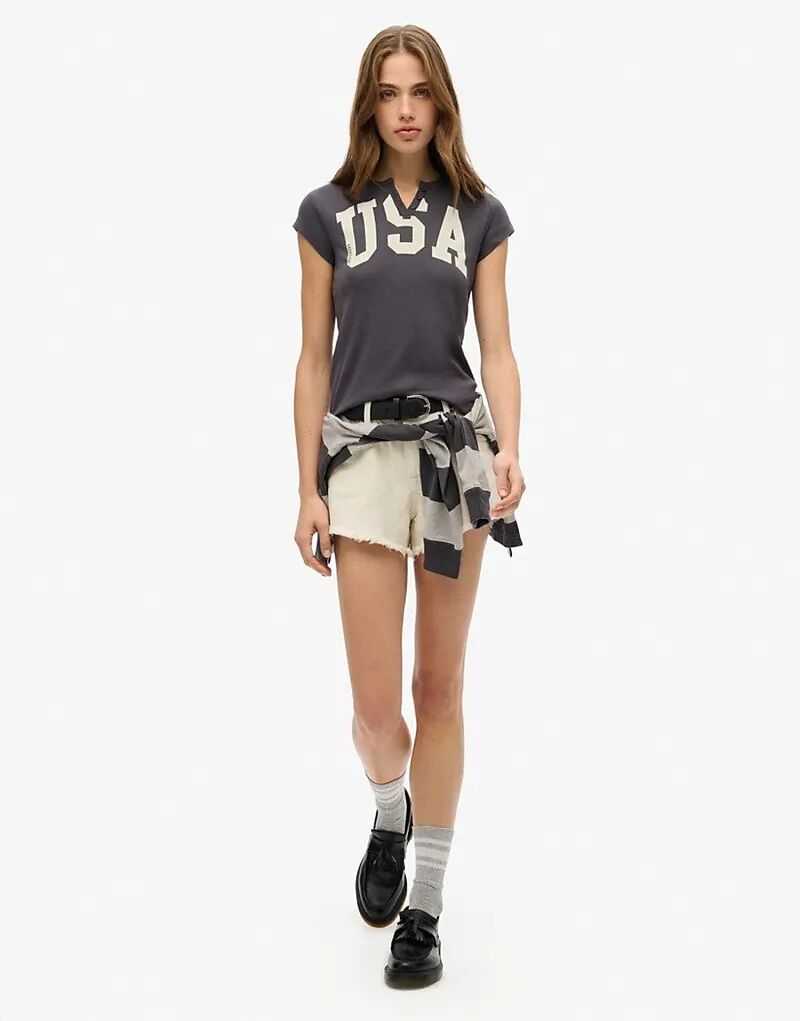 

Футболка Superdry Athletic essentials с вырезом на горловине и графическим принтом, цвет «уголь»