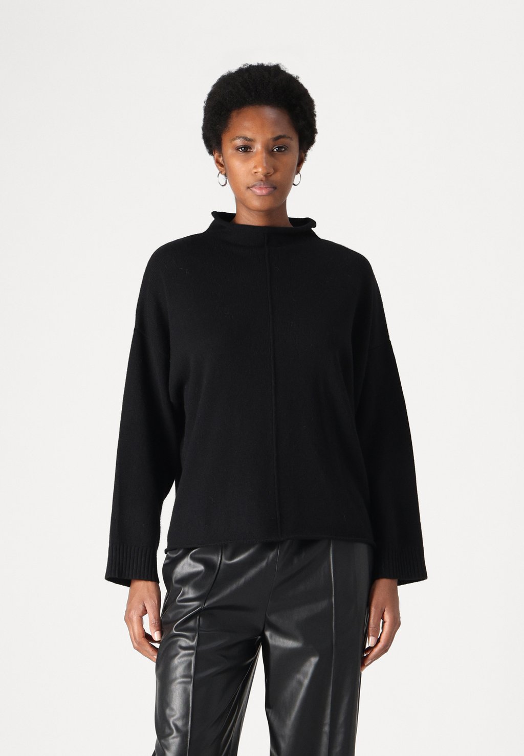 

Джемпер OVERSIZED HALF TURTLENECK Davida Cashmere, черный