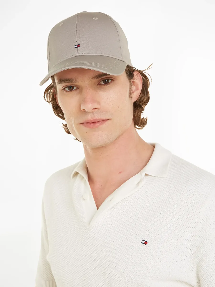 

Бейсбольная кепка Tommy Hilfiger "TH FLAG COTTON 6 PANEL CAP" с тонким флажком над козырьком, коричневый