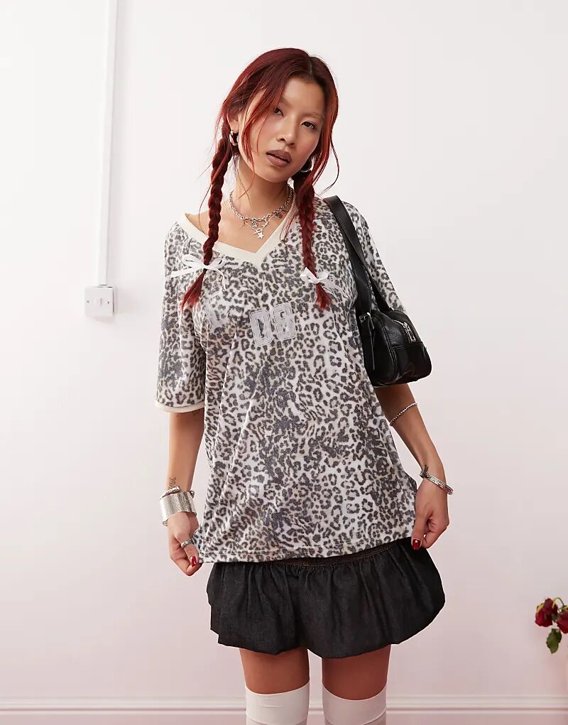 

Футболка Lioness Sporty Jersey с V-образным вырезом и выбеленным леопардовым принтом