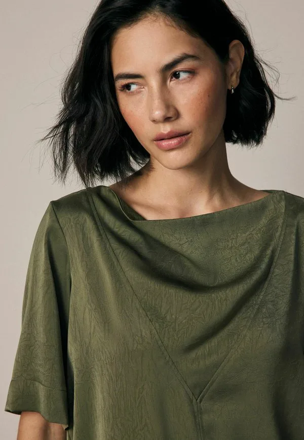 Футболка стандартного кроя с воротником-стойкой и жатой текстурой. Next, Khaki Green — фото 4