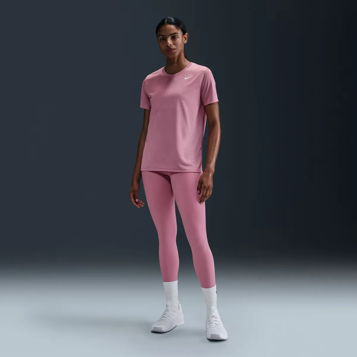 

Одна классическая женская футболка Nike, цвет Rosa