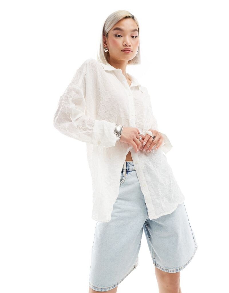 

Белая прозрачная рубашка оверсайз Monki с жатой отделкой
