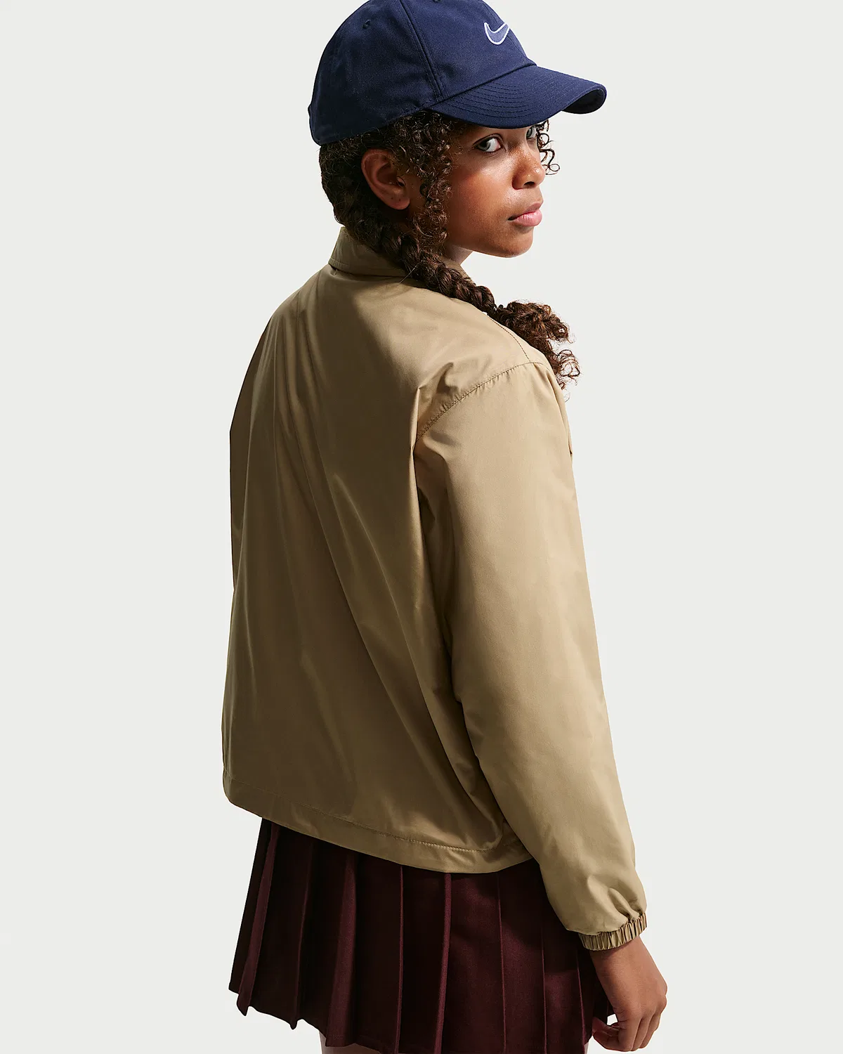 Детская куртка-тренч Repel Nike Sportswear Club, Parachute Beige/White — фото 4