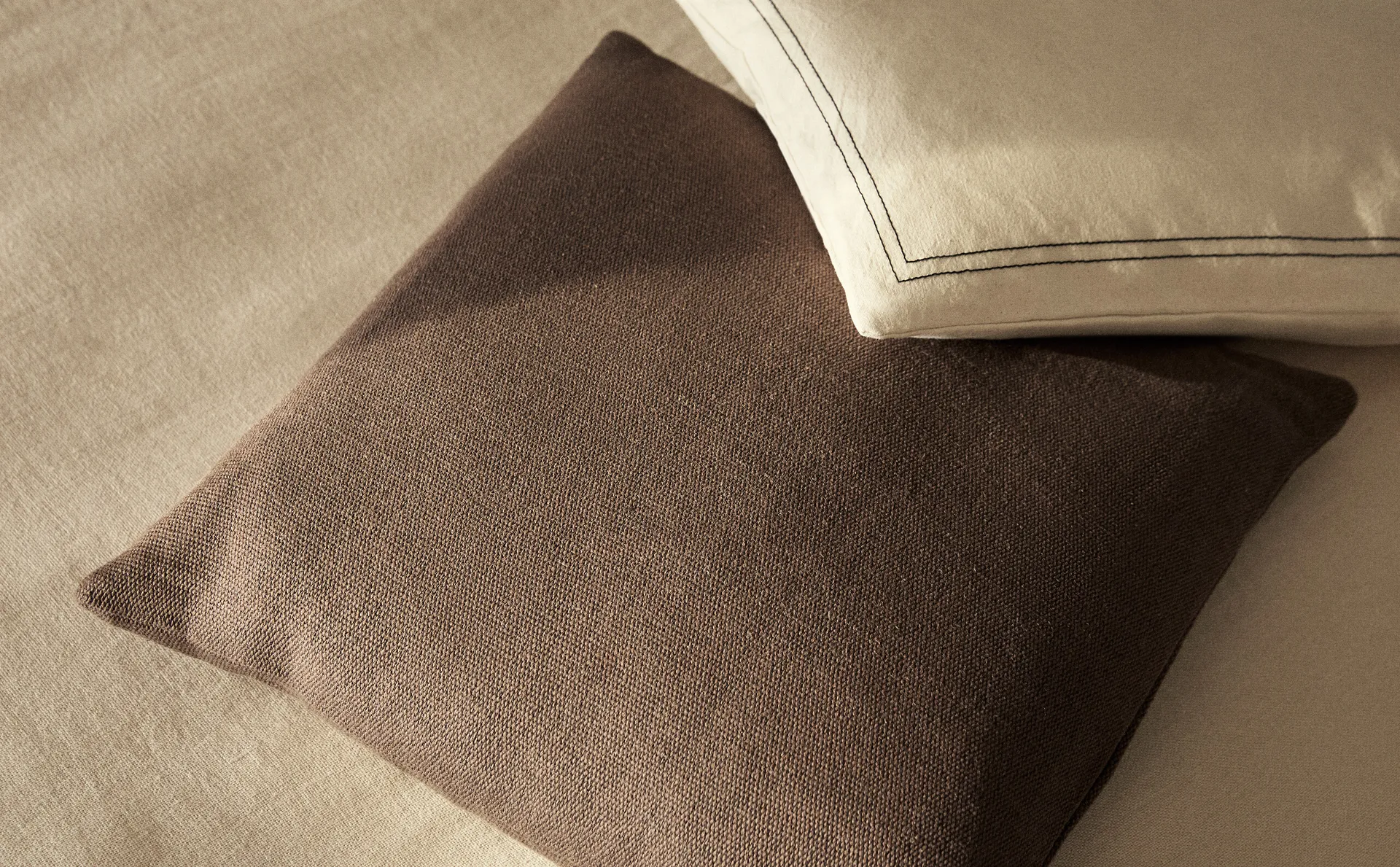 

Чехол на подушку из джута и хлопка Zara Home, горчично-желтый
