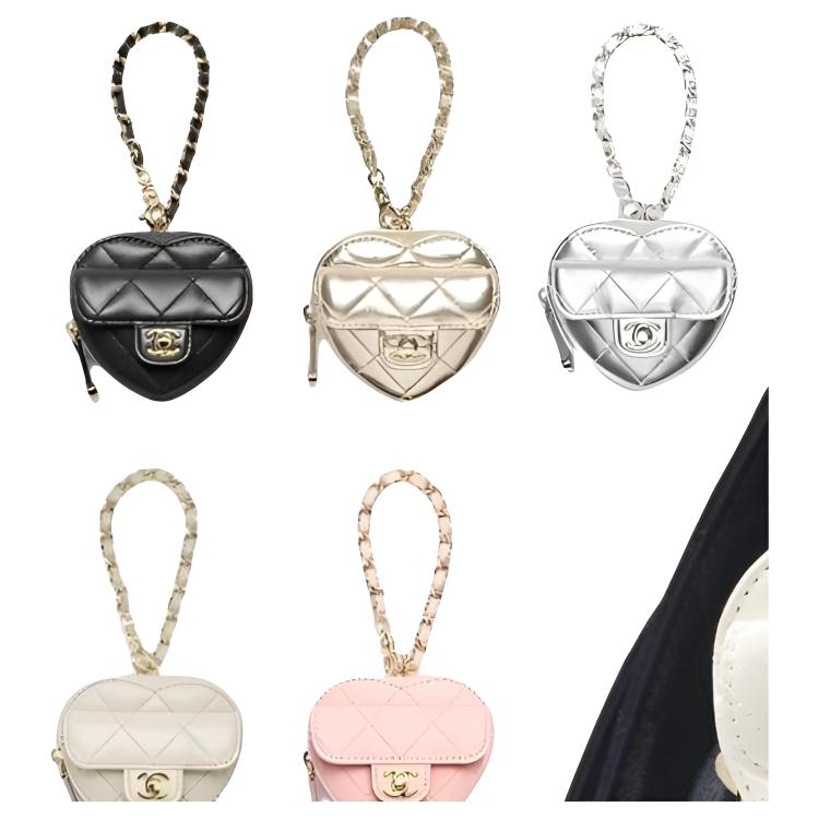 CHANEL Мини-сумка для женщин из овчины с серебристой пряжкой — фото 4