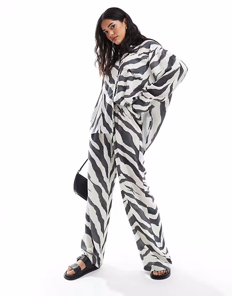 

Брюки ASOS DESIGN из льняной смеси с принтом зебры