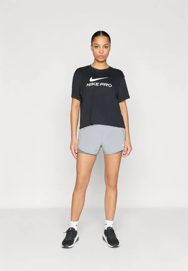 Одни короткие спортивные шорты Nike Performance, Smoke Grey/White — фото 2