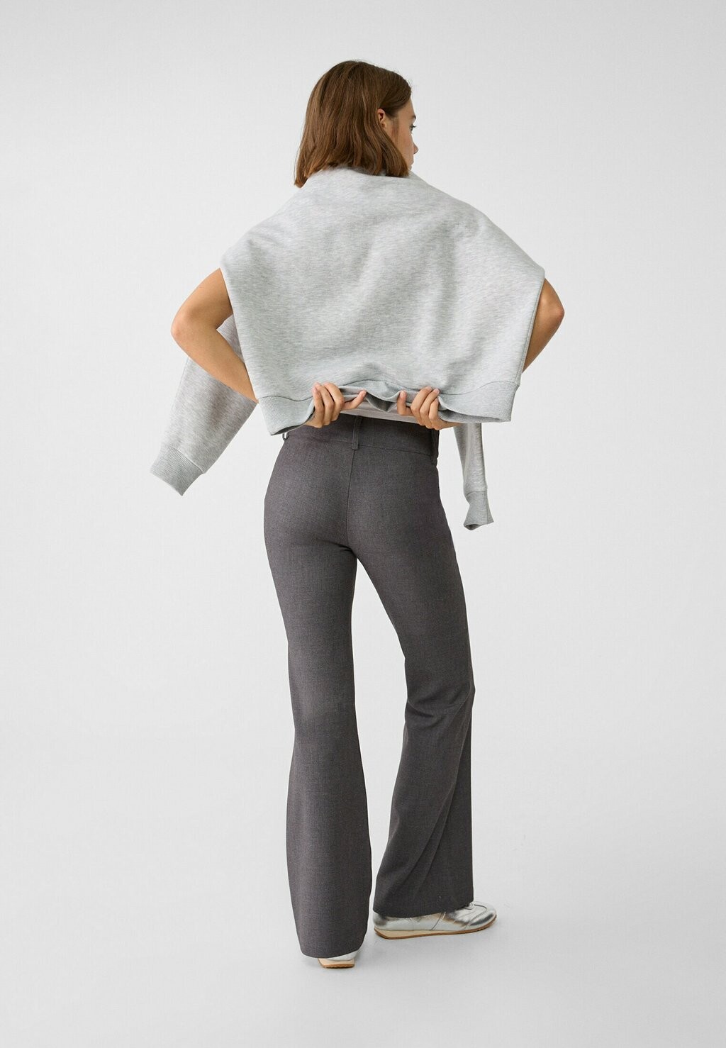 

Брюки FORMAL BELL BOTTOM Stradivarius, темно-серый