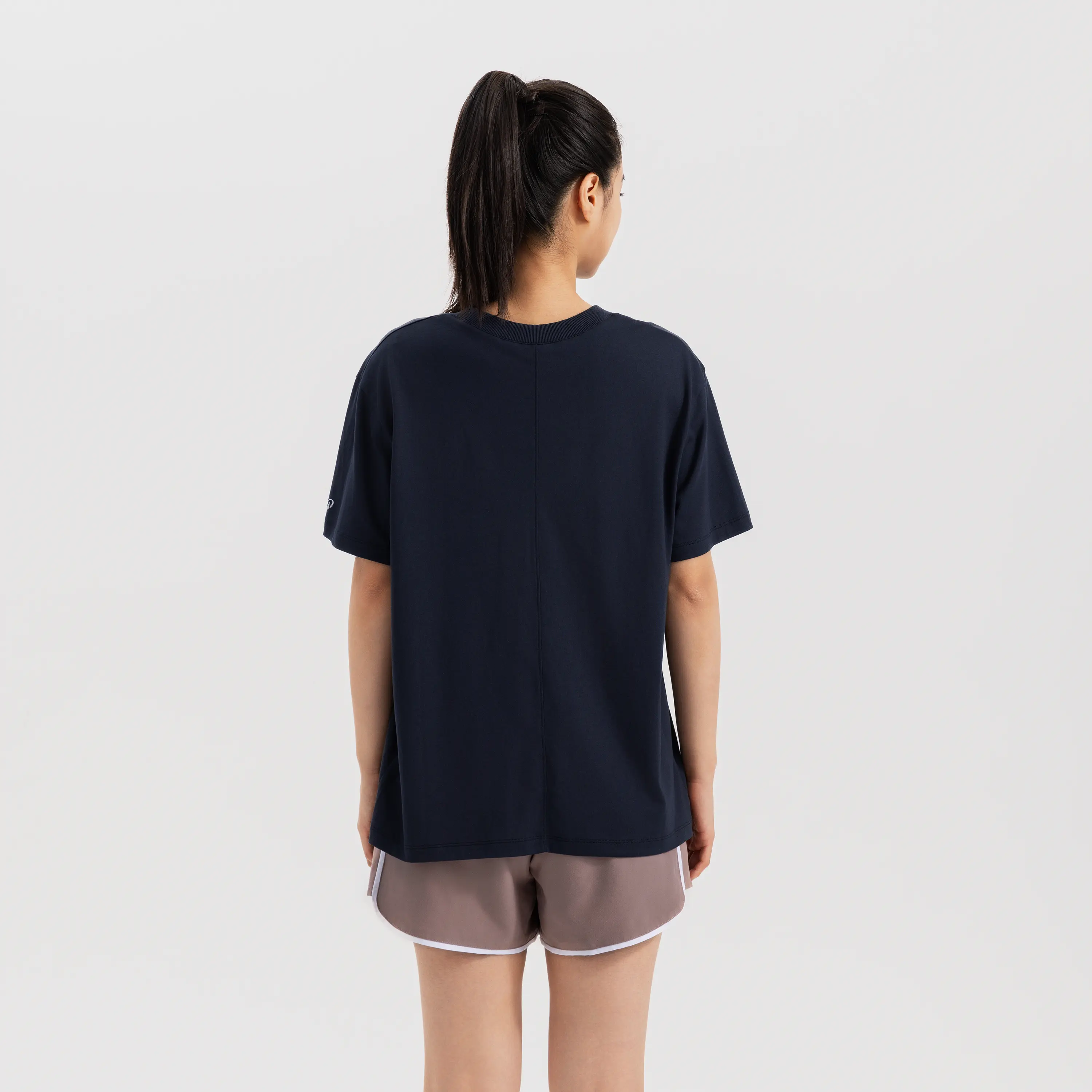 

Женская базовая футболка для тренировок Domyos свободного кроя с охлаждающим эффектом — графитовый