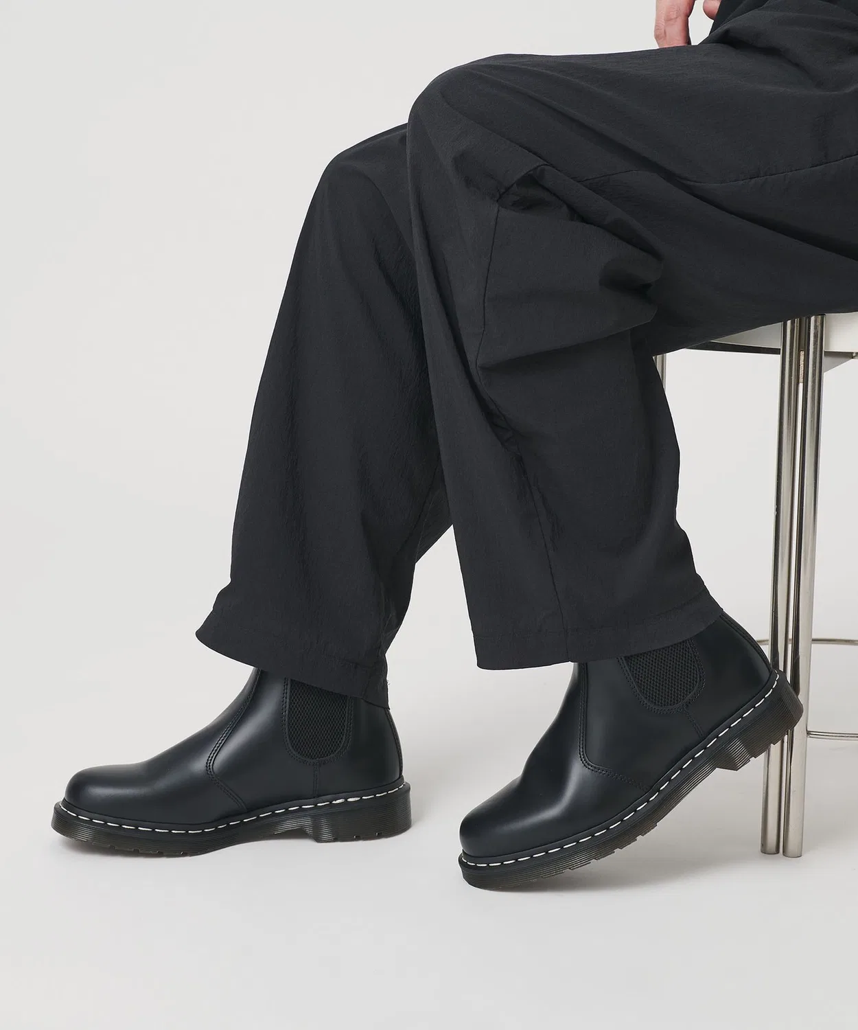 Челси-ботинки Dr.Martens 2976 с белой строчкой, кожа, чёрные — фото 2