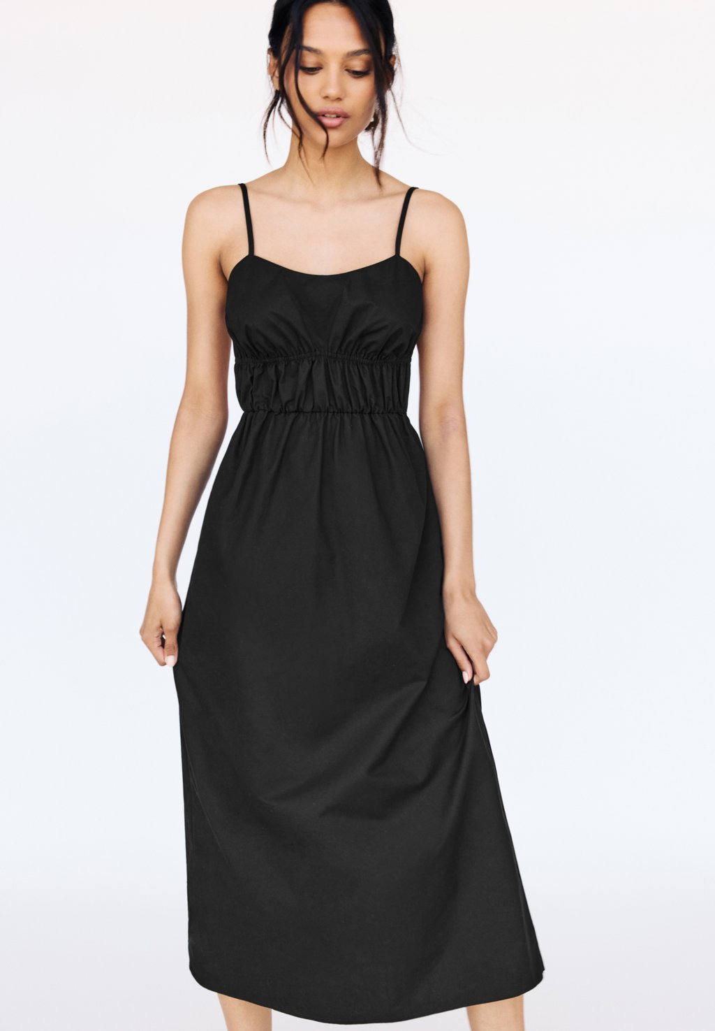 

Повседневное платье GATHERED - MIDI PULL&BEAR, черный