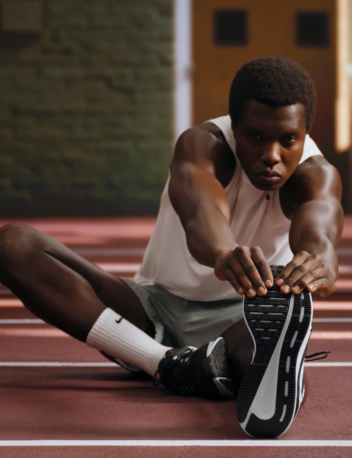 Мужские кроссовки для бега по шоссе Nike Run Swift 3, белый/черный/серый/темно-серый — фото 2