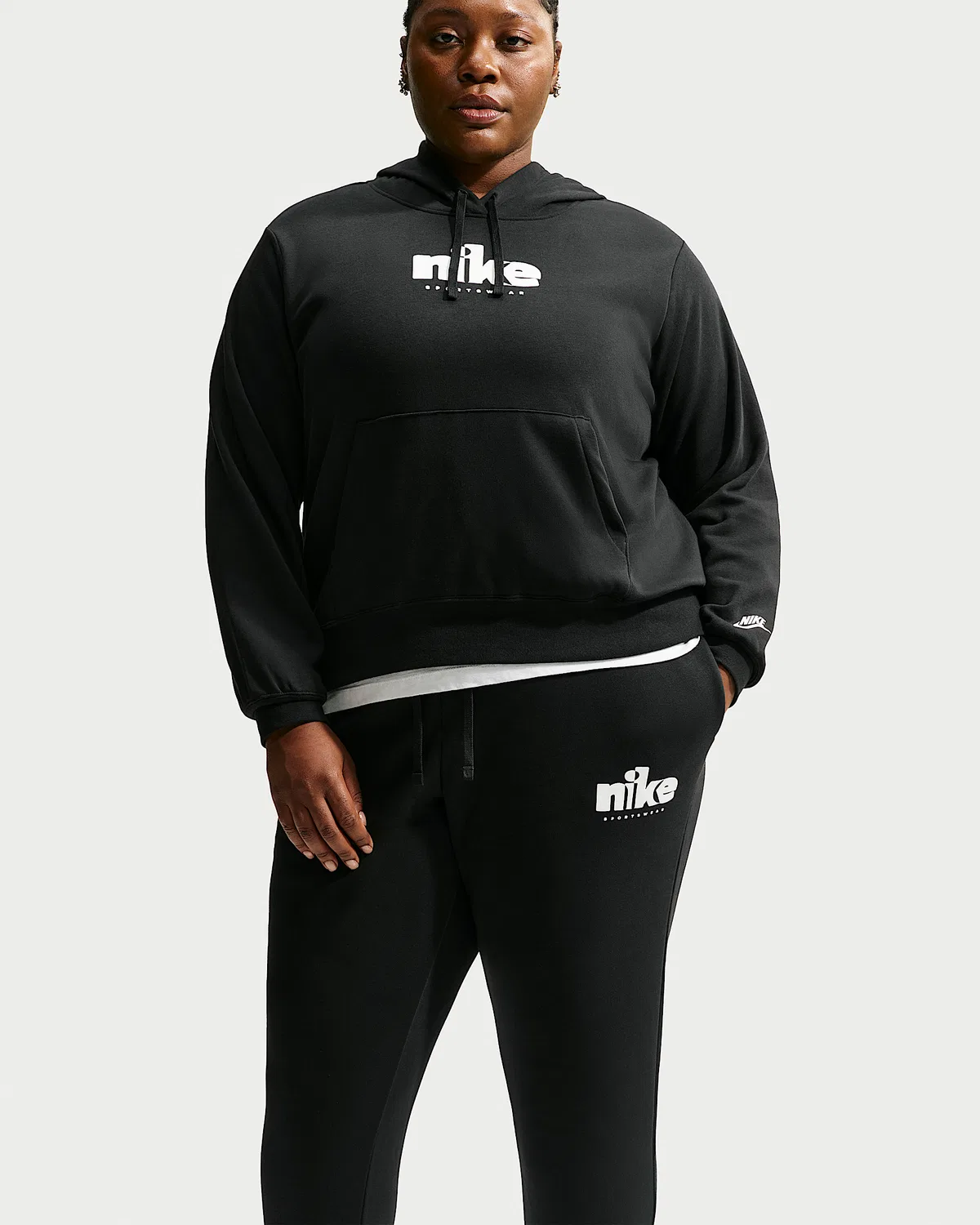 Женские спортивные штаны Nike Sportswear Club Fleece с принтом, средней посадки (плюс сайз), Black/White — фото 4