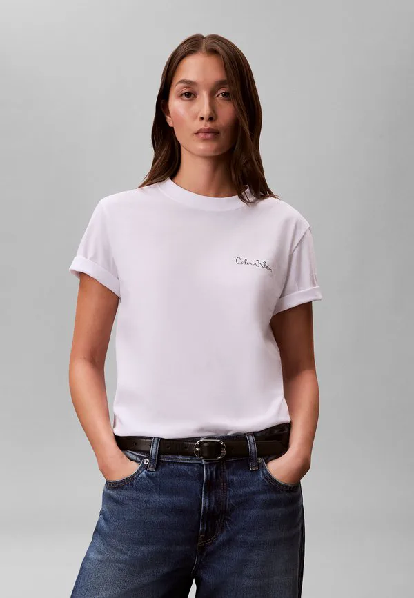 

Классический базовый футболка с графическим логотипом в виде надписи. Calvin Klein, Brilliant White, Белый, Классический базовый футболка с графическим логотипом в виде надписи. Calvin Klein, Brilliant White