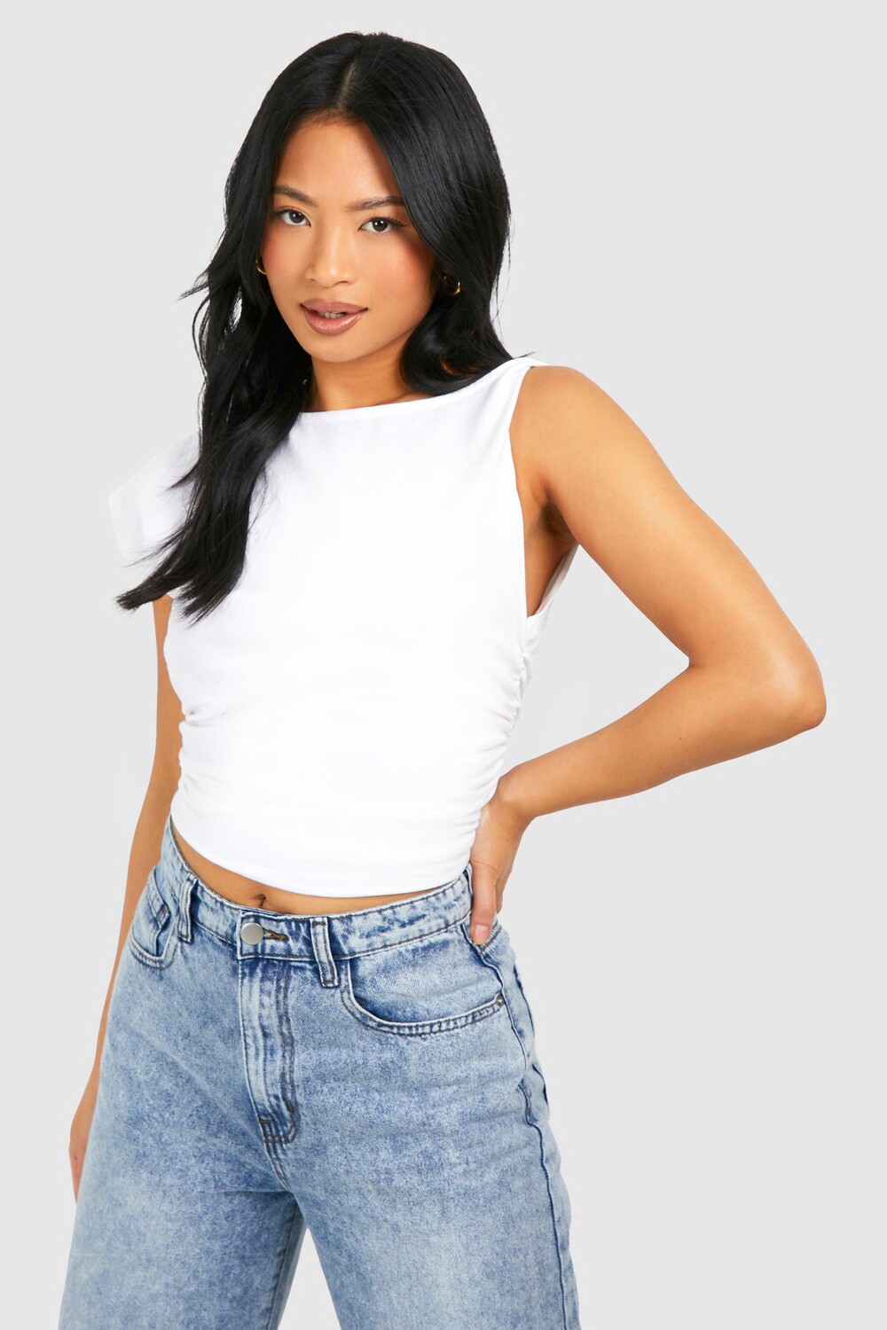 

Хлопковая футболка Petite с асимметричным вырезом и рюшами boohoo, белый
