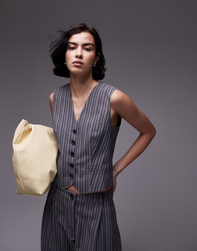 

Topshop – приталенный жилет серого цвета в тон
