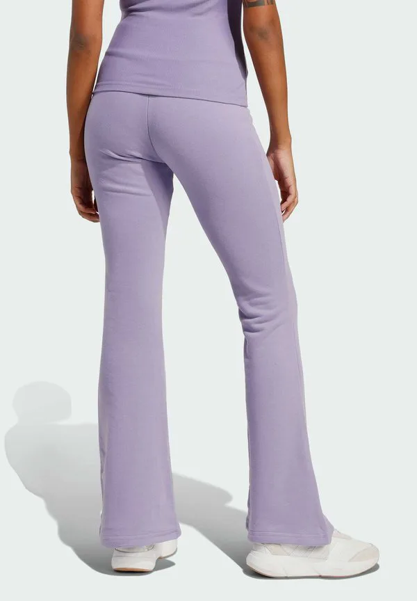 Сезонные базовые вещи: расклешенные спортивные брюки Adidas Sportswear, Magic Lilac — фото 2