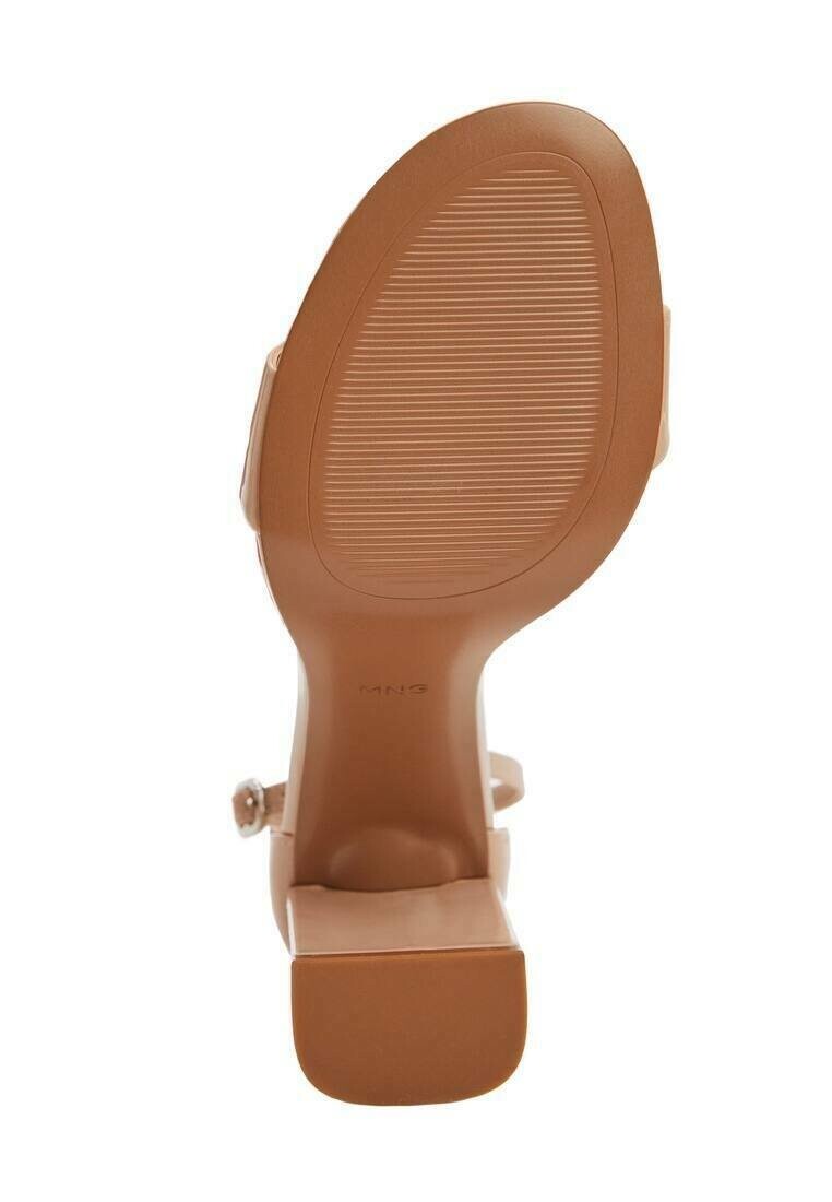

Сандалии Batia Mango, телесный