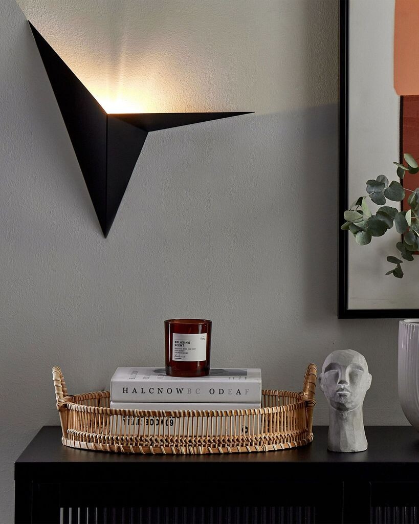 

Настенный светильник БЕЛИАНИ черный из металла неправильной формы в современном дизайне. Beliani