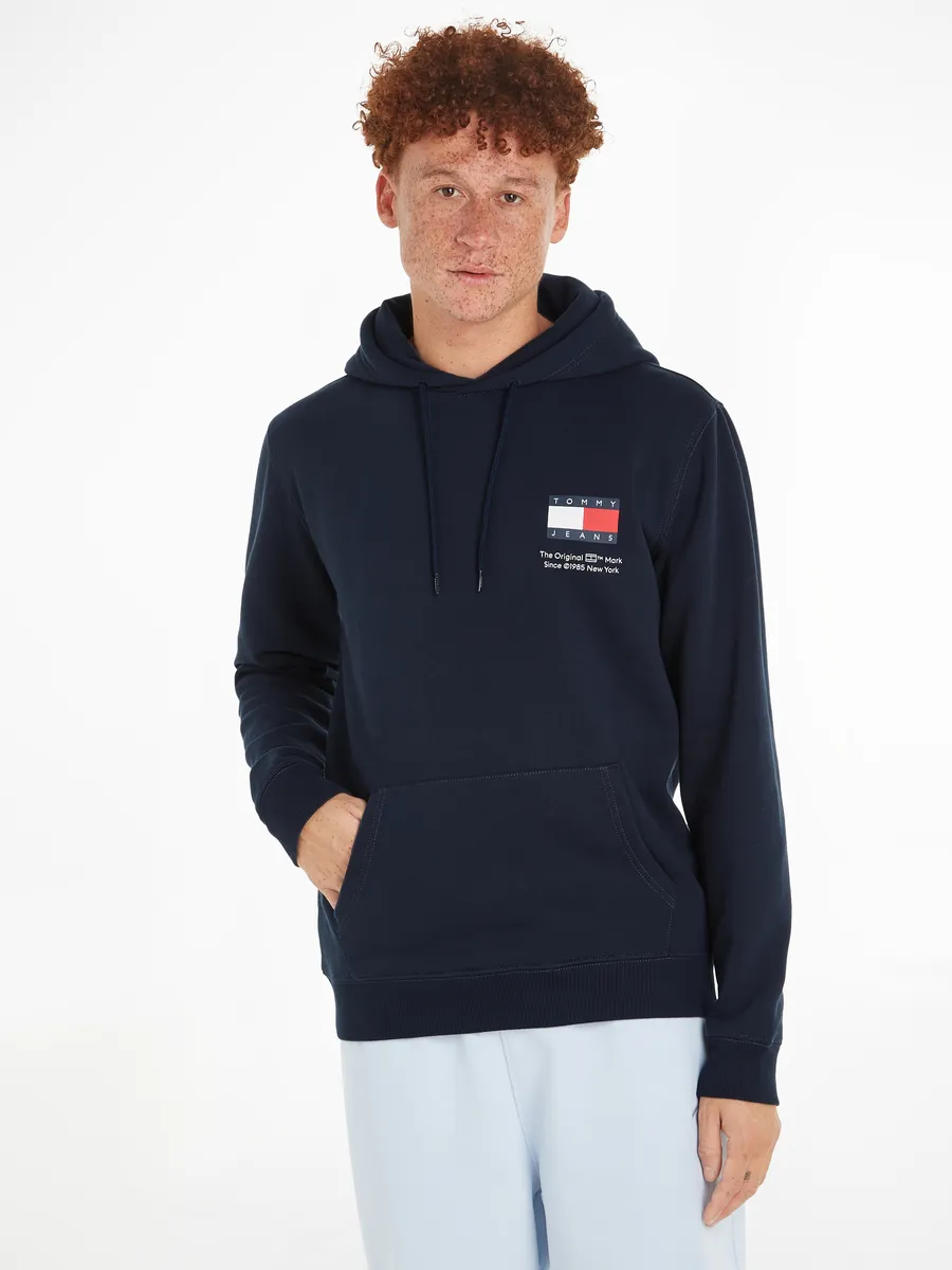 

Толстовка Tommy Jeans с капюшоном "TJM REG ESSENTIAL FLAG HOOD EXT", с карманом-кенгуру, синий