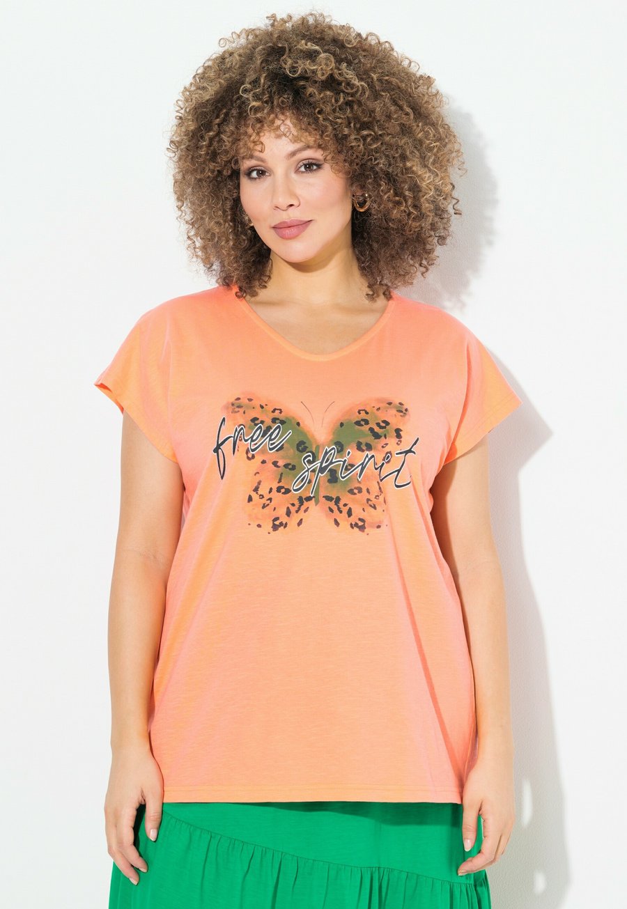 

Футболка Ulla Popken FREE SPIRIT CAP SLEEVE GRAPHIC TEE, Coral, Розовый, Футболка Ulla Popken FREE SPIRIT CAP SLEEVE GRAPHIC TEE, Coral