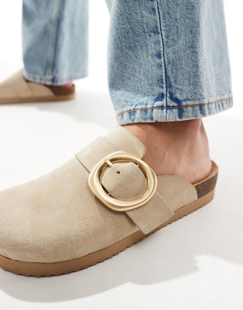 

Bershka – плоские шлепанцы песочного цвета с пряжками