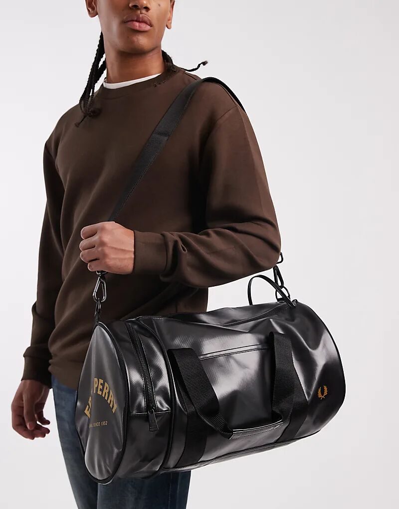 

Классическая сумка-бочка Fred Perry черного цвета